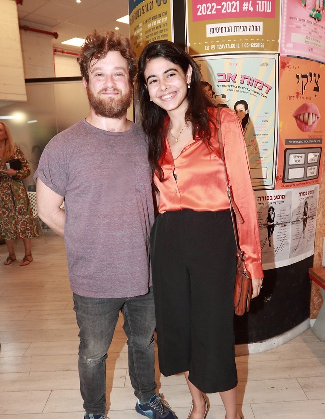 מברוק על האירוסים. יואב לפיד ואשתו לעתיד שי (צילום: ענת מוסברג) מברוק על האירוסים. יואב לפיד ואשתו לעתיד שי (צילום: ענת מוסברג)