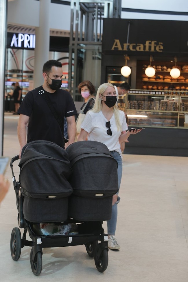 הפתעה לסבתא. הבת חן, עם בעלה והילדים (צילום: מוטי לבטון) הפתעה לסבתא. הבת חן, עם בעלה והילדים (צילום: מוטי לבטון)