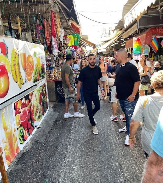 העוברים והשבים לא נשארו אדישים (צילום: פרטי) העוברים והשבים לא נשארו אדישים (צילום: פרטי)