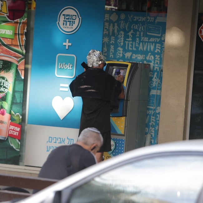 אם כבר ממתינים, נעשה כמה סידורים (צילום: מוטי לבטון) אם כבר ממתינים, נעשה כמה סידורים (צילום: מוטי לבטון)