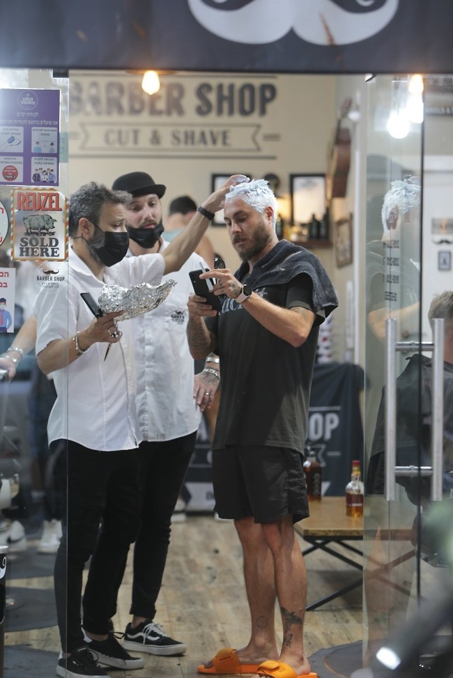 "שים עוד, אל תתבייש" (צילום: מוטי לבטון) "שים עוד, אל תתבייש" (צילום: מוטי לבטון)