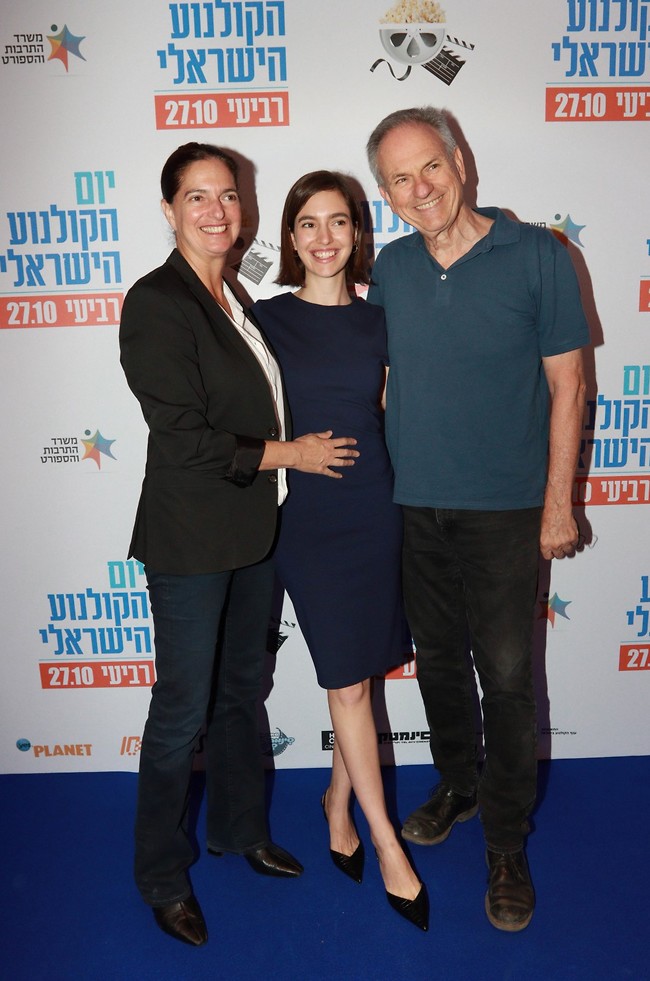 מבינים דבר או שניים בקולנוע ישראלי. אבי נשר עם אשתו איריס והבת תום (צילום: ענת מוסברג)