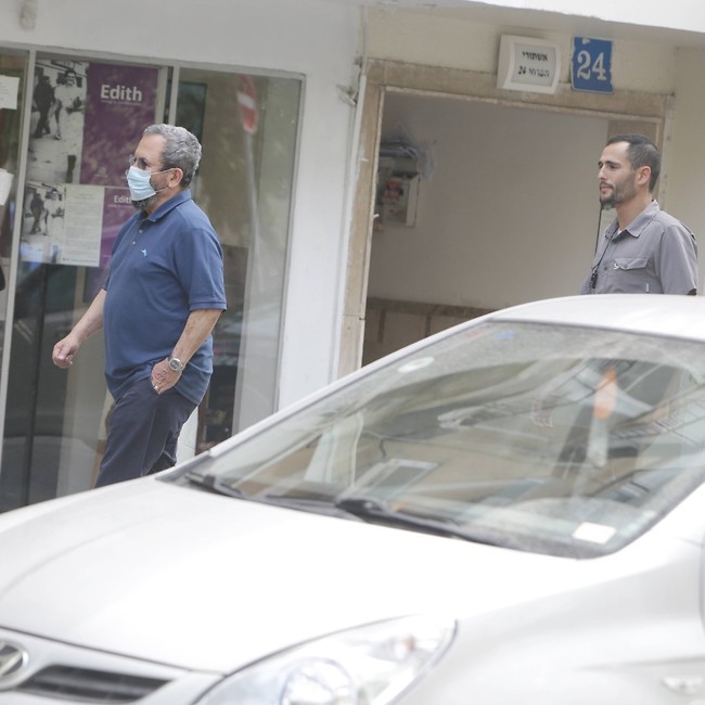שומר הראש בעקבותיו. אהוד ברק (צילום: מוטי לבטון) שומר הראש בעקבותיו. אהוד ברק (צילום: מוטי לבטון)
