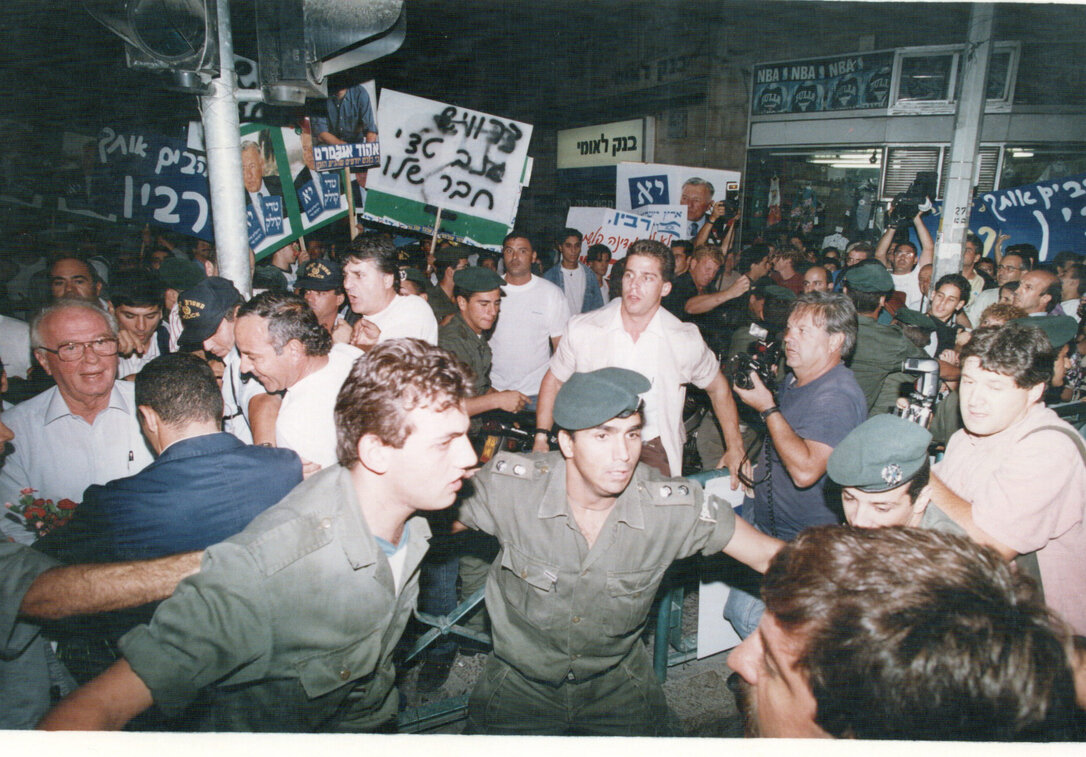 “היו אלה ימים עכורים", רבין (משמאל) מול מפגיני ימין בכיכר ציון | צילום: זום 77