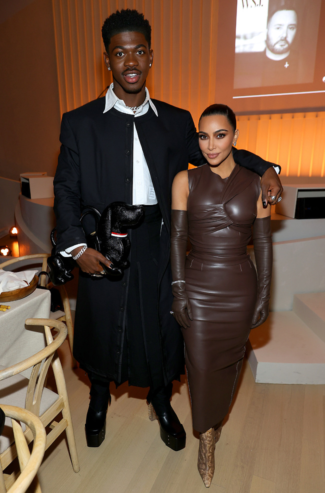 הפרשי גובה בולטים לעין. קרדשיאן ונאס (צילום: Gettyimage) הפרשי גובה בולטים לעין. קרדשיאן ונאס (צילום: Gettyimage)