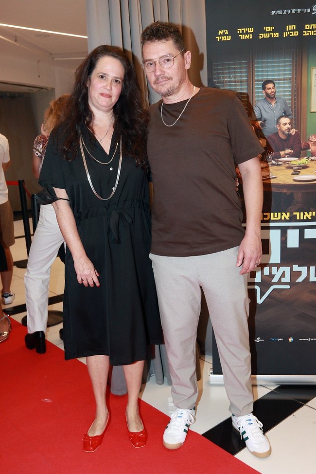 אוהבים אותו עוד מנווה חמציצים. אבי גרייניק ואשתו (צילום: ענת מוסברג) אוהבים אותו עוד מנווה חמציצים. אבי גרייניק ואשתו (צילום: ענת מוסברג)