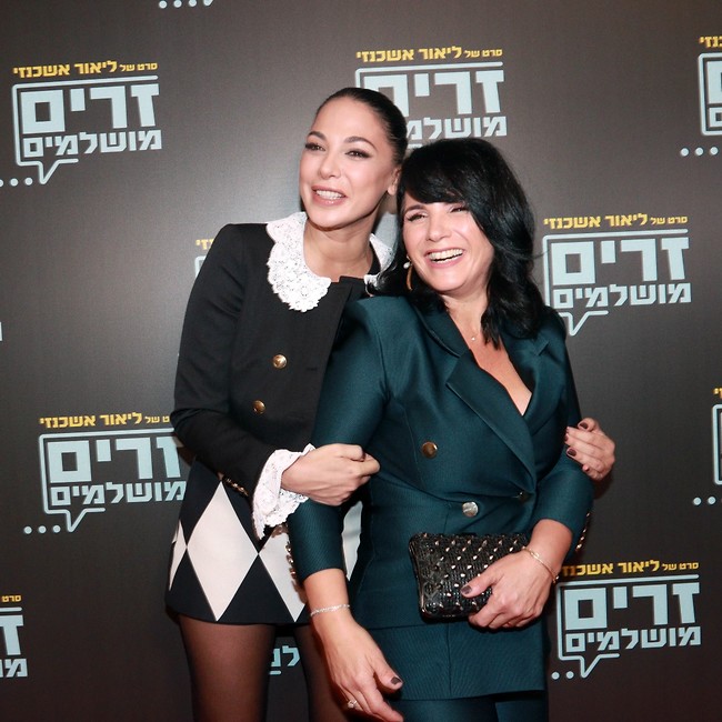 מה הן מסתירות בטלפון ? מורן אטיאס ורותם אבוהב (צילום: ענת מוסברג) מה הן מסתירות בטלפון ? מורן אטיאס ורותם אבוהב (צילום: ענת מוסברג)