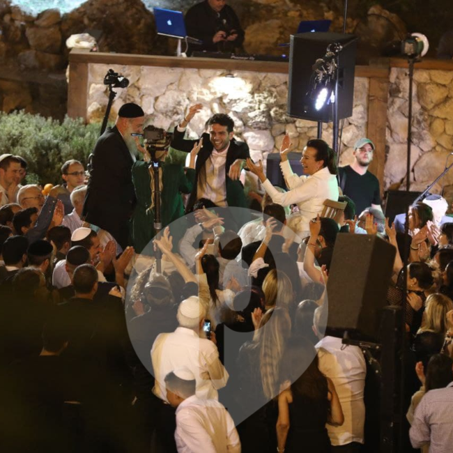 נישאים על כפיים וכסאות. גרנט ורנד (צילום: משה מזרחי) נישאים על כפיים וכסאות. גרנט ורנד (צילום: משה מזרחי)