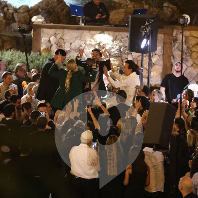 יודעים לעשות שמח. רנד, גרנט וילדיה דניאל ורומי על הכסאות (צילום: משה מזרחי) יודעים לעשות שמח. רנד, גרנט וילדיה דניאל ורומי על הכסאות (צילום: משה מזרחי)