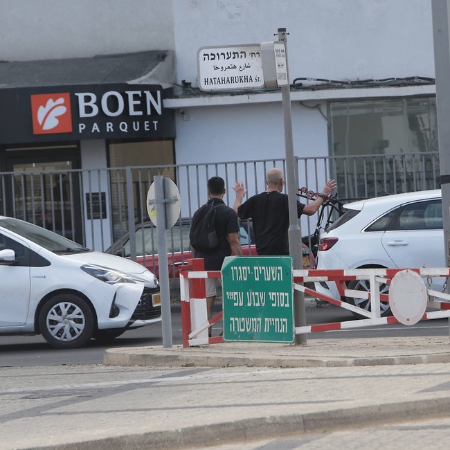 ידיים למעלה. אהוד אולמרט (צילום: מוטי לבטון) ידיים למעלה. אהוד אולמרט (צילום: מוטי לבטון)