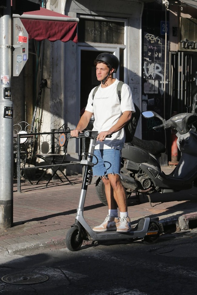 אפשר פשוט להתנהג כרגיל (צילום: מוטי לבטון) אפשר פשוט להתנהג כרגיל (צילום: מוטי לבטון)