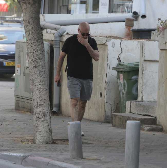 נראה טרוד (צילום: מוטי לבטון) נראה טרוד (צילום: מוטי לבטון)