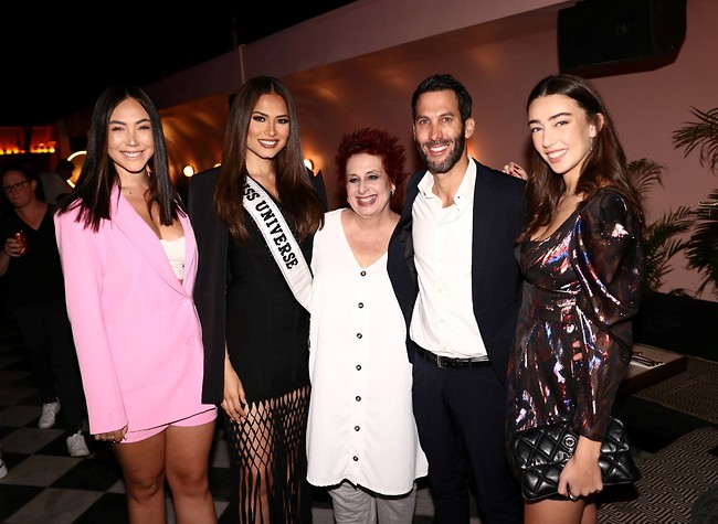 עם מפיקי האירוע טלי אשכולי ואסף בלכר (צילום: אור גפן) עם מפיקי האירוע טלי אשכולי ואסף בלכר (צילום: אור גפן)
