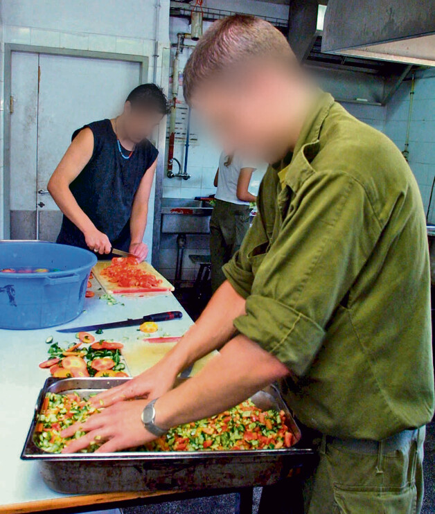"כאבא לחיילת, מתהפכת הבטן. אני בבית והילדה שלי בצבא רעבה?" חייל מכין מזון באחד מבסיסי צה"ל (למצולם אין קשר לכתבה) | צילום: שאול גולן "כאבא לחיילת, מתהפכת הבטן. אני בבית והילדה שלי בצבא רעבה?" חייל מכין מזון באחד מבסיסי צה"ל (למצולם אין קשר לכתבה) | צילום: שאול גולן