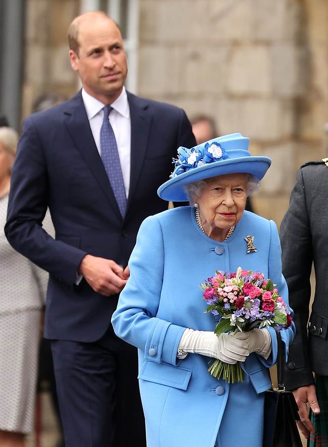 אין רגע של נחת. המלכה אליזבת והנסיך וויליאם (צילום: gettyimage)