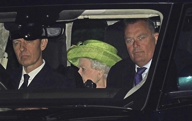 המלכה אליזבת מגיעה להטבלה (צילום: AP)