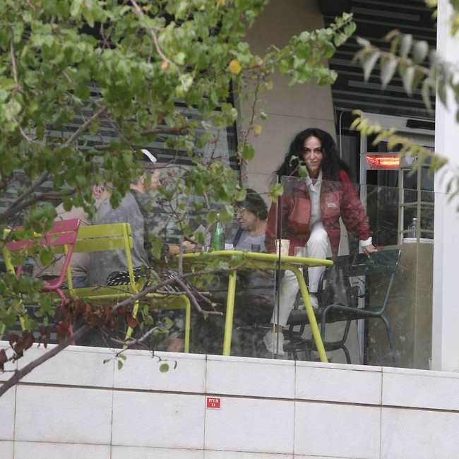 אשת החתול בפעולה (צילום: מוטי לבטון) אשת החתול בפעולה (צילום: מוטי לבטון)