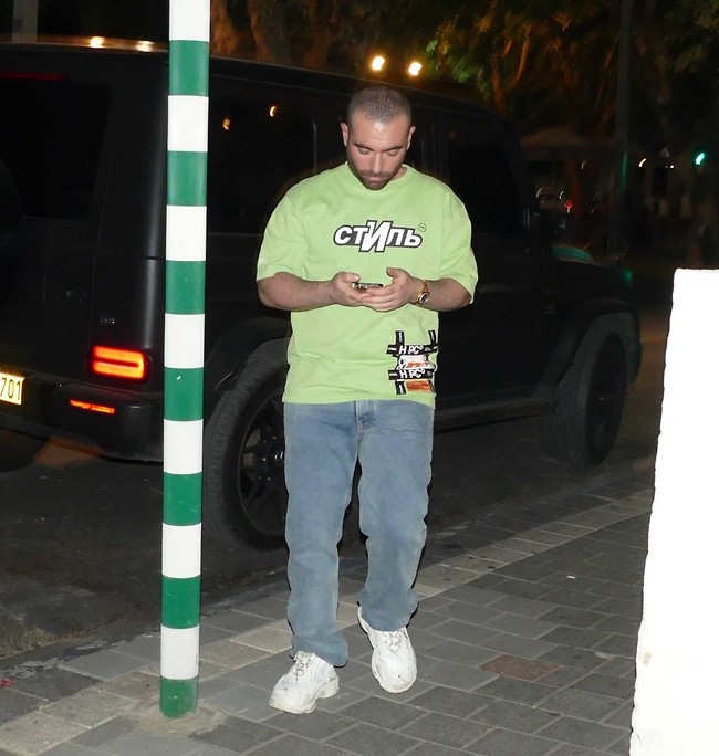 איזה נר מדליקים היום? עומר אדם בתל אביב (צילום: אמיר מאירי) איזה נר מדליקים היום? עומר אדם בתל אביב (צילום: אמיר מאירי)