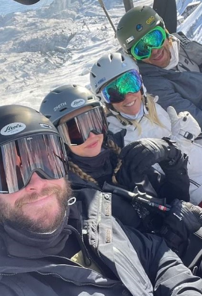 חופשת סקי משפחתית. כריס, ליאם ובנות הזוג (צילום: אינסטגרם)