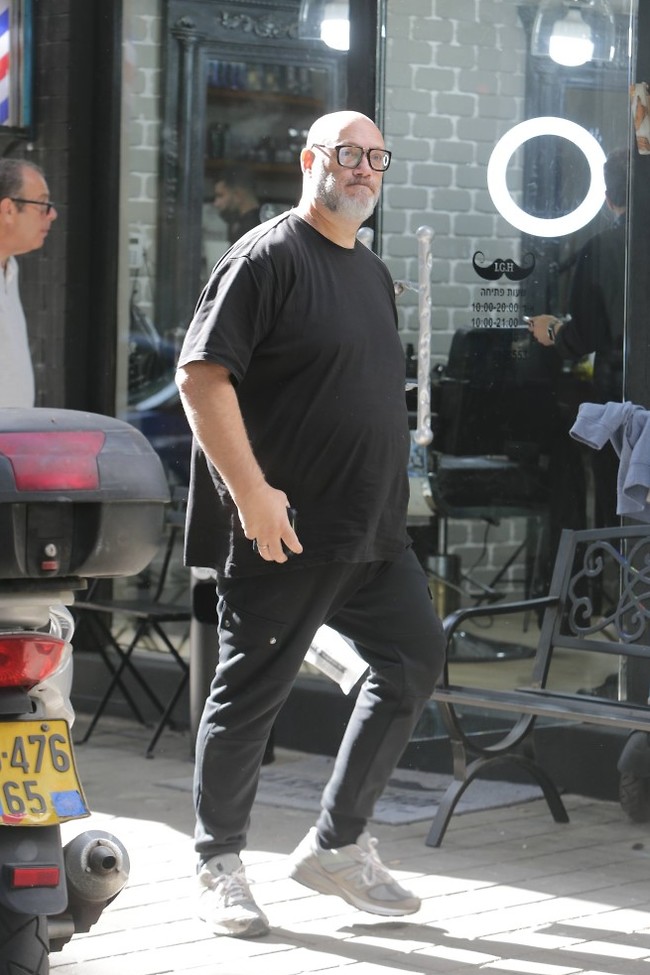 נראה מרוצה מעצמו מאוד (צילום: מוטי לבטון) נראה מרוצה מעצמו מאוד (צילום: מוטי לבטון)
