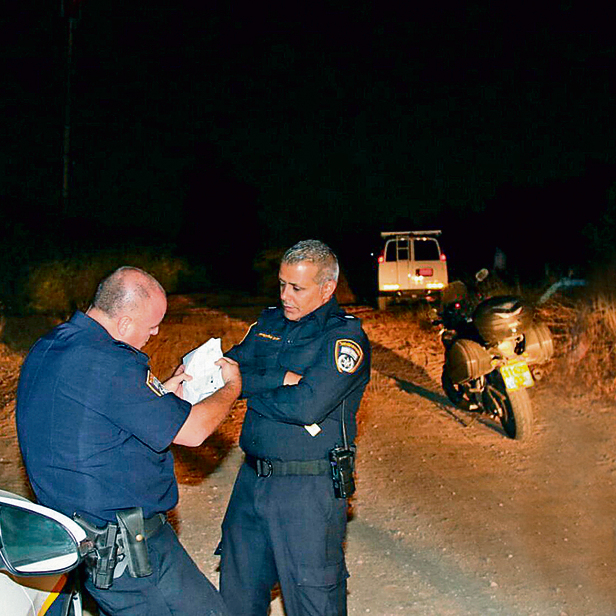הסוכן הסמוי נורה למוות, והאחים לביא יצאו נקיים. זירת הרצח של רומן ברחובות, יוני 2017 | צילום: אבי מועלם ויינט הסוכן הסמוי נורה למוות, והאחים לביא יצאו נקיים. זירת הרצח של רומן ברחובות, יוני 2017 | צילום: אבי מועלם ויינט