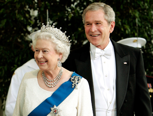 המלכה אליזבת וג'ורג' בוש (צילום: Gettyimage)