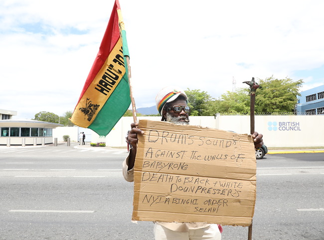 Demonstrator outside the British embassy (Photo: spalshnews)