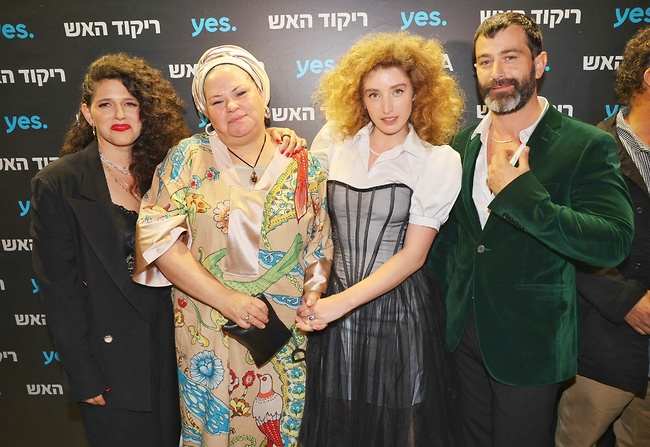 רמה בורשטיין עם כוכבי הסדרה שלה, יהודה לוי, מיה עיברין, ונועה קולר (צילום: רפי דלויה)