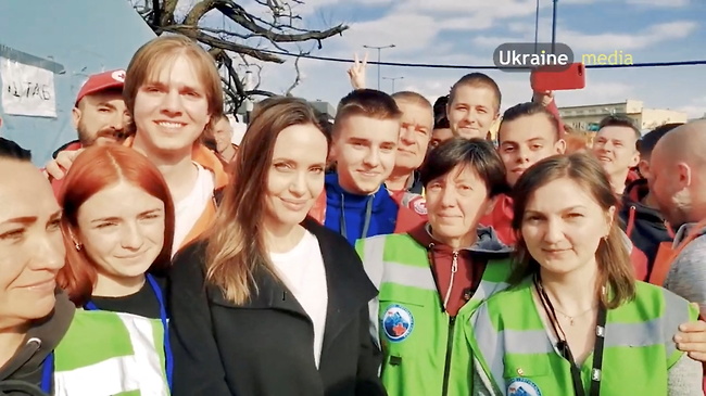 Expresses her support.  Julie and Ukrainian teenagers (Photo: Reuters)