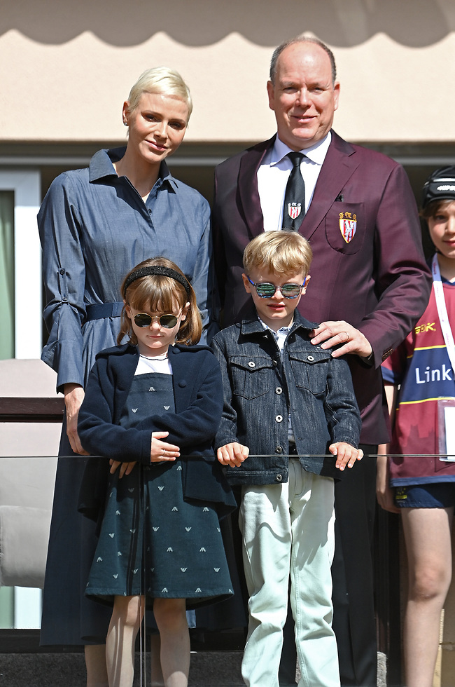 תמונה ששווה 10.2 מיליון פאונד. הנסיך אלברט, הנסיכה שרלין וילדיהם בסוף השבוע האחרון (צילום: GettyImages)