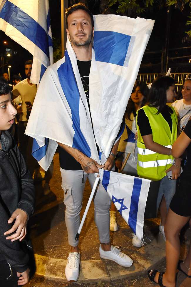 עטוף בדגל ישראל. מייקל לואיס (צילום: אמיר מאירי)