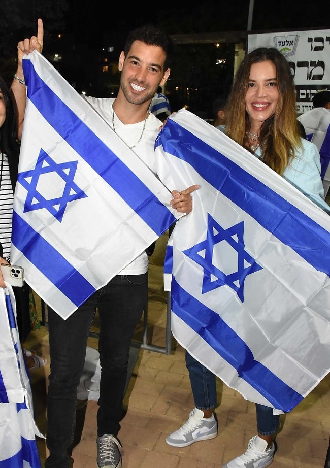 באו לתמוך בתושבי אלעד. נטלי דדון ועמרי בן נתן (צילום: אמיר מאירי) באו לתמוך בתושבי אלעד. נטלי דדון ועמרי בן נתן (צילום: אמיר מאירי)