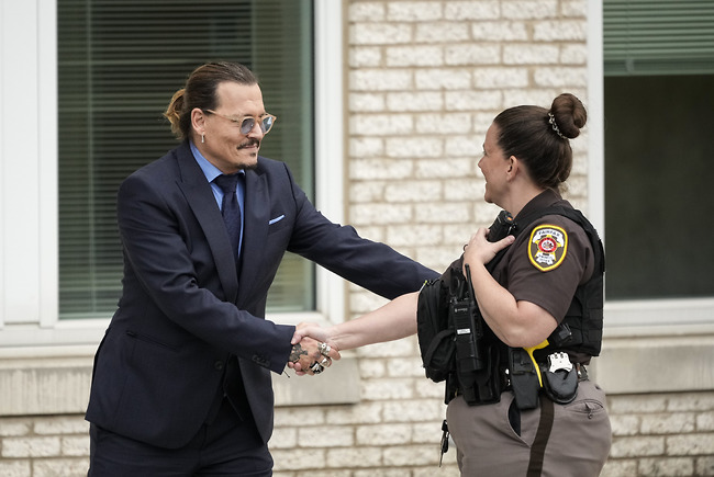 גם השוטרת במועדון המעריצות (צילום: GettyImages) גם השוטרת במועדון המעריצות (צילום: GettyImages)