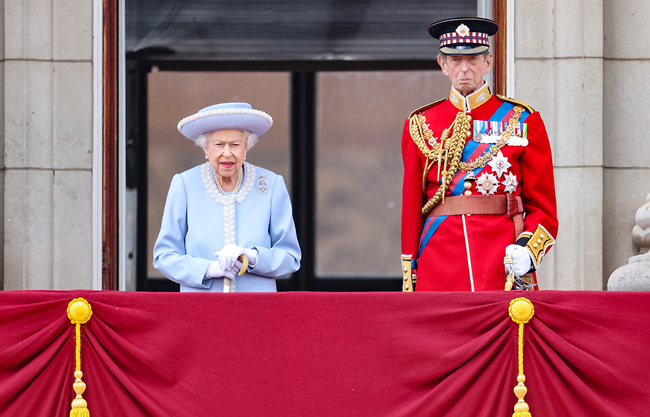 מחכה לכולם על המרפסת. המלכה אליזבת (צילום: Gettyimage)