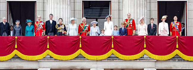 אחרי שנתיים - בני המלוכה חזרו למרפסת המלכותית (צילום: Gettyimage)
