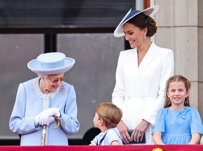 זמן לשאלות. שרלוט, קייט, לואי והמלכה אליזבת (צילום: Gettyimage)