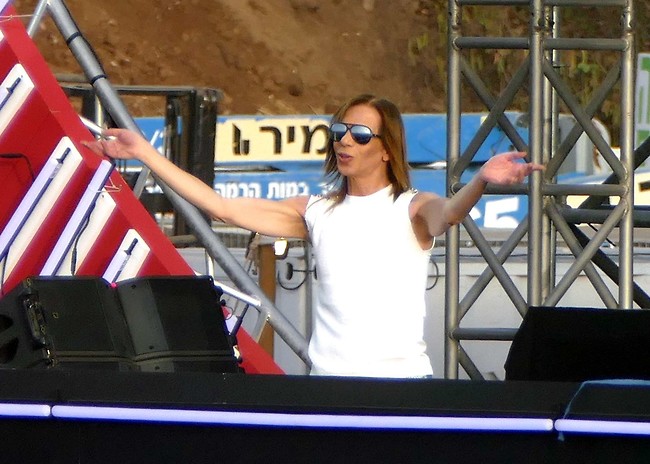 מרים את הקהל כבר כמה עשורים. עופר ניסים (צילום: אמיר מאירי) מרים את הקהל כבר כמה עשורים. עופר ניסים (צילום: אמיר מאירי)