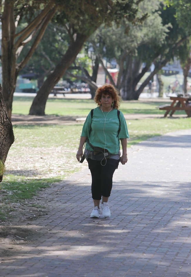 הולכת לה באמצע הפארק. ציפי שביט (צילום: מוטי לבטון) הולכת לה באמצע הפארק. ציפי שביט (צילום: מוטי לבטון)