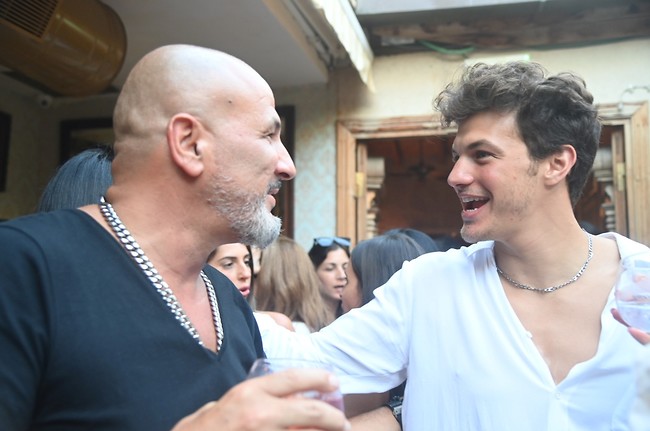 רק נועה חסרה לנו פה. תומר הכהן עם רוברטו בן שושן (צילום: יאיר שגיא ) רק נועה חסרה לנו פה. תומר הכהן עם רוברטו בן שושן (צילום: יאיר שגיא )