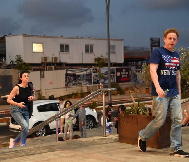 הולכים לספוג תרבות. ליאור שליין ומרב מיכאלי (צילום: יאיר שגיא) הולכים לספוג תרבות. ליאור שליין ומרב מיכאלי (צילום: יאיר שגיא)