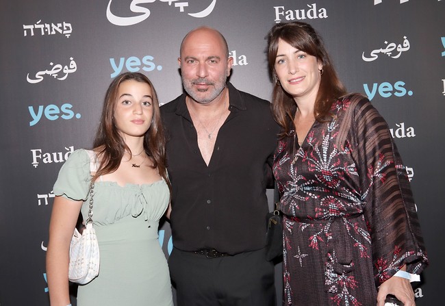 חיזוק מהבית. ליאור רז משיק את העונה הרביעית של "פאודה" כשלצידו אשתו מיטל והבת מאיה (צילום: ענת מוסברג) חיזוק מהבית. ליאור רז משיק את העונה הרביעית של "פאודה" כשלצידו אשתו מיטל והבת מאיה (צילום: ענת מוסברג)