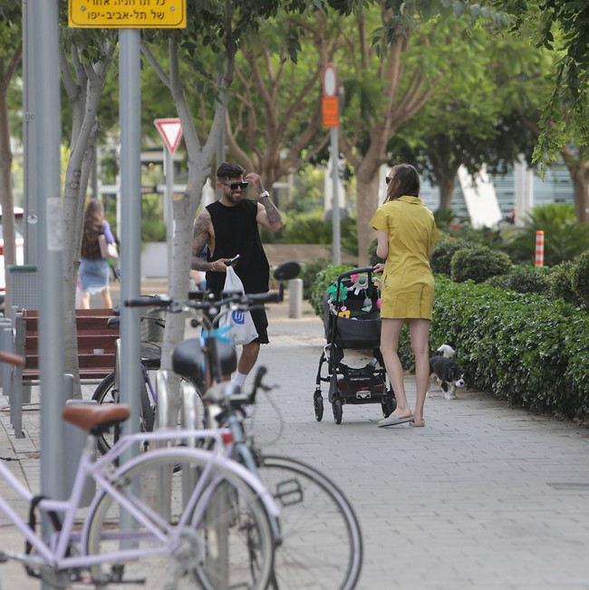 שלום של "אנחנו לא ממש מכירים אבל שנינו מפורסמים" (צילום: מוטי לבטון) שלום של "אנחנו לא ממש מכירים אבל שנינו מפורסמים" (צילום: מוטי לבטון)