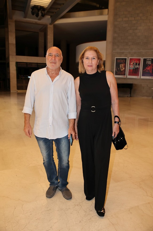 ראיתם שגם אהוד כאן? ציפי לבני ונפתלי שפיצר (צילום: אור גפן ) ראיתם שגם אהוד כאן? ציפי לבני ונפתלי שפיצר (צילום: אור גפן )