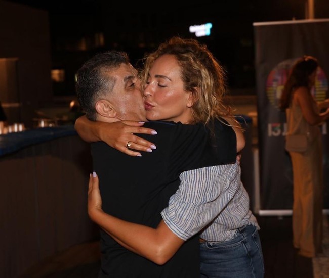 ונשיקה ליגאל עדיקא (צילום: גיא בראוןן)