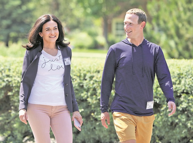 No more POKE while working.  Mark Zuckerberg and Sheryl Sandberg (Photo: GettyImages)