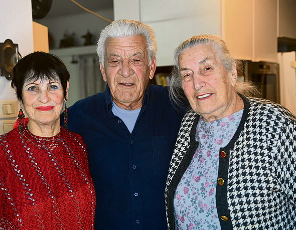 “הוא היה כל כך צנוע, שאת מה שאנחנו יודעים עליו שמענו מאחרים". אילה, זהר ושרה זעירא | צילום: יאיר שגיא “הוא היה כל כך צנוע, שאת מה שאנחנו יודעים עליו שמענו מאחרים". אילה, זהר ושרה זעירא | צילום: יאיר שגיא