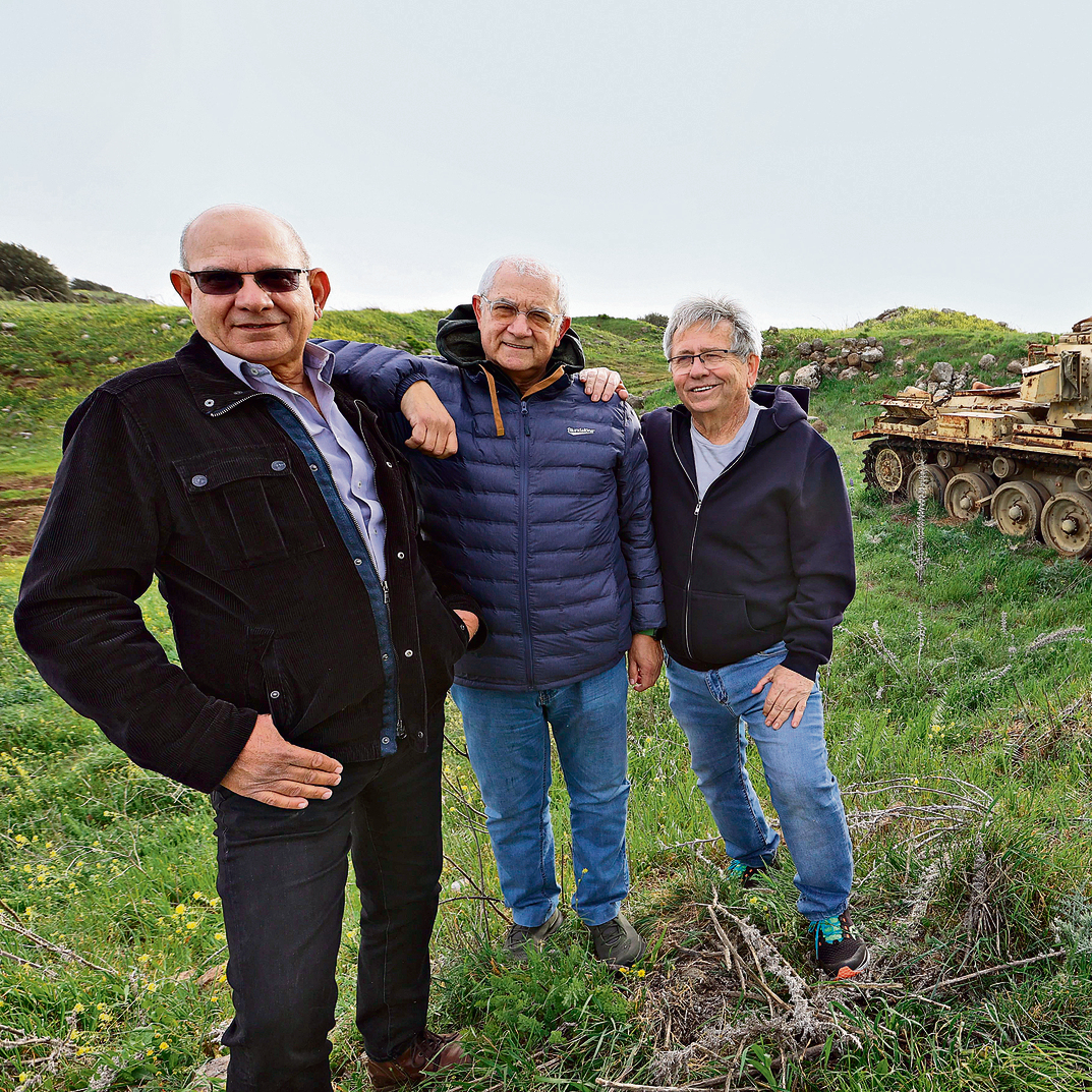"רעד בלתי נשלט ותפילות לאלוהים שלא קיים". במוצב 111 עם יצחק ריפשטיין (מימין), מאיר בן־ריטן ורוני מנסור "רעד בלתי נשלט ותפילות לאלוהים שלא קיים". במוצב 111 עם יצחק ריפשטיין (מימין), מאיר בן־ריטן ורוני מנסור