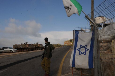 Um soldado IDF estacionado na fronteira Israel-Síria 