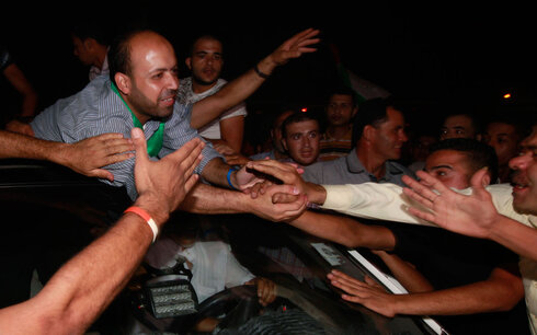 Welcome Gazan prisoners released by Israel to deal with free soldier Gilad Shalit in 2013