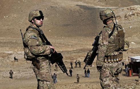 על הכוונת. חיילי הקואליציה באפגניסטן (צילום: AP)